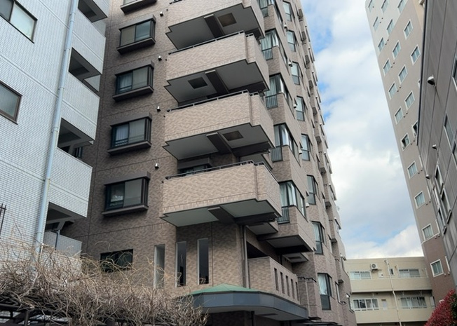 【バルコニー】 | ライオンズステーションプラザ小田急相模原 | 一般的なバルコニーは、奥行1.5ｍ程ですが、ワイルドバルコニーは2ｍまで広がっています。そのため洗濯物の間隔をあけ干すことができ、乾きやすいというメリットや、ガーデニングが楽しめる等の特徴があります。