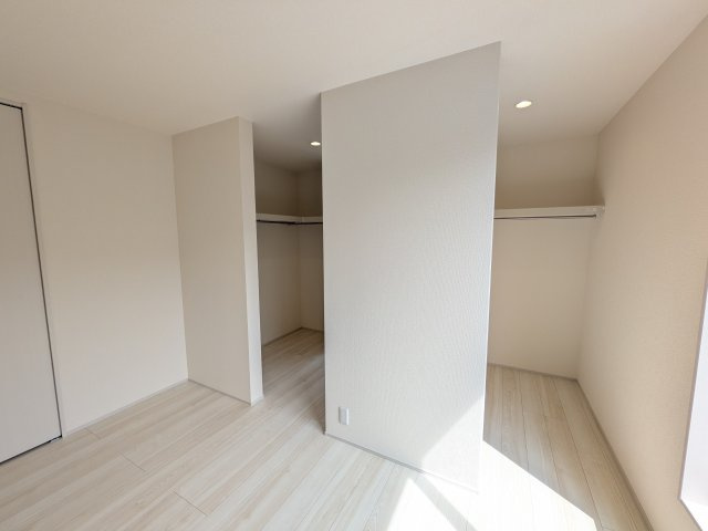 かすみがうら市下稲吉2期　新築戸建　6号棟の収納|衣類や季節ものバッグ、帽子などの小物もまとめて収納できる広々としたウォークインクローゼット♪

