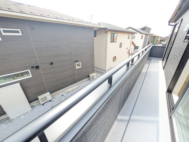 かすみがうら市下稲吉2期　新築戸建　6号棟のバルコニー|広々としたワイドバルコニーは、日当たり良好で毎日の洗濯物干しに最適です。