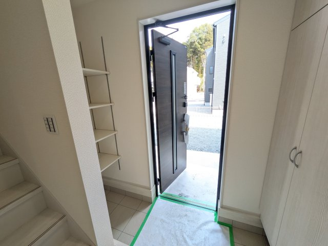 かすみがうら市下稲吉2期　新築戸建　6号棟の玄関|家族全員の靴がスッキリ片付く大容量シューズボックス完備。
お客様を気持ちよく迎えられる、明るく清潔感あふれる玄関です。