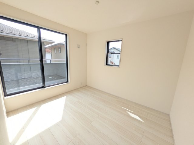 かすみがうら市下稲吉2期　新築戸建　6号棟の洋室|たっぷり収納と明るい窓で、片付けも気持ち良くできる洋室。
お子様の「自分の部屋が欲しい」という夢を叶えます。