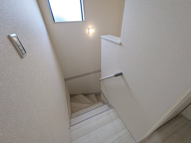 かすみがうら市下稲吉2期　新築戸建　6号棟の内装|窓付きで明るい階段は、手すり付きでお子様からご年配の方まで安心して上り下りができます♪