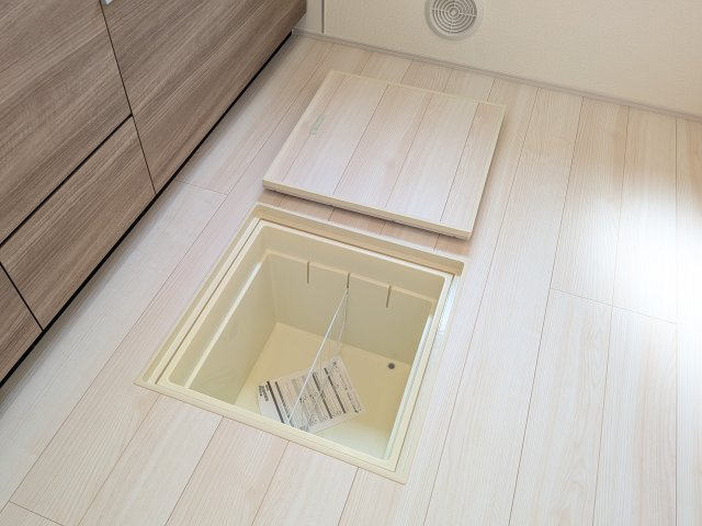 かすみがうら市下稲吉2期　新築戸建　6号棟のキッチン|キッチン周りのストック品収納に便利な床下収納。
かさばる飲料水や調味料をまとめてストックでき、キッチンがスッキリ片付きます。