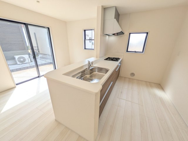 かすみがうら市下稲吉2期　新築戸建　6号棟のキッチン|対面式カウンターでリビングとの一体感を演出。使いやすい動線と豊富な収納で、毎日の料理時間も快適に過ごせます。