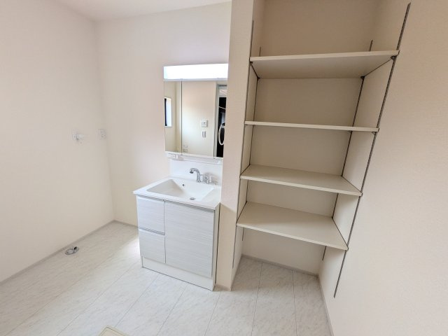 かすみがうら市下稲吉2期　新築戸建　6号棟の独立洗面台|三面鏡の洗面化粧台はミラー扉の内側がすべて収納スペースになっており、収納力も魅力的です♪
ボックスティッシュも収納可能で、可変トレイは収納物に応じて高さ調整ができます！
取り外して洗えるので清潔です♪