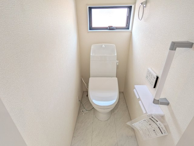 かすみがうら市下稲吉2期　新築戸建　6号棟のトイレ|窓付きで明るく白を基調とした清潔感のあるトイレは温水洗浄便座付きです♪
