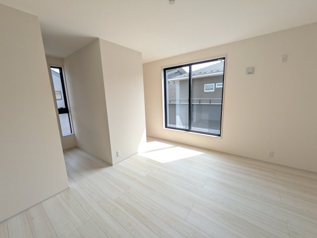 かすみがうら市下稲吉2期　新築戸建　6号棟の洋室|たっぷりの陽光と心地よい風が入る２面採光。
毎朝、爽やかな目覚めをサポートする、快適なベッドルームです。