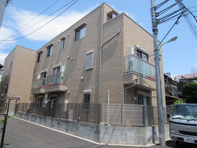 フラット高田の外観|★セキスイハイム施工／インターネット使用料無料★