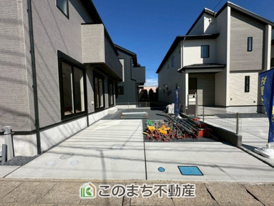 【駐車場】 | ブルーミングガーデン下野市駅東2丁目　 | お車を横並びに3台駐車可能です☆