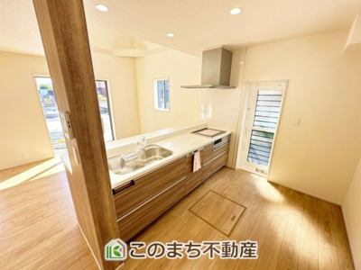 【キッチン】 | ブルーミングガーデン下野市駅東2丁目　 | 人気の対面式キッチン☆料理をしながらご家族とコミュニケーションが取れます♪便利な勝手口もございます☆