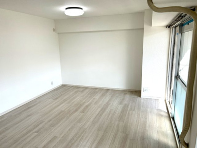 【居間・リビング】 | ■さんくれーる茨木B棟■全面リノベーション工事の履歴有 | ■全面リノベーション工事の履歴有（2023.1月頃）、手直し不要です
（4LDK→3LDKに間取り変更・全室クロス貼替・全室床貼替・システムキッチン新調・浴室新調・トイレ新調・モニターホン新調など）