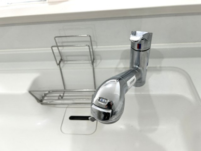 【キッチン】 | ■さんくれーる茨木B棟■全面リノベーション工事の履歴有 | 浄水器内蔵の蛇口