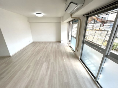 【居間・リビング】 | ■さんくれーる茨木B棟■全面リノベーション工事の履歴有 | ■全面リノベーション工事の履歴有（2023.1月頃）、手直し不要です
（4LDK→3LDKに間取り変更・全室クロス貼替・全室床貼替・システムキッチン新調・浴室新調・トイレ新調・モニターホン新調など）