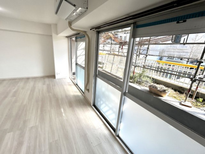 【居間・リビング】 | ■さんくれーる茨木B棟■全面リノベーション工事の履歴有 | ■全面リノベーション工事の履歴有（2023.1月頃）、手直し不要です
（4LDK→3LDKに間取り変更・全室クロス貼替・全室床貼替・システムキッチン新調・浴室新調・トイレ新調・モニターホン新調など）