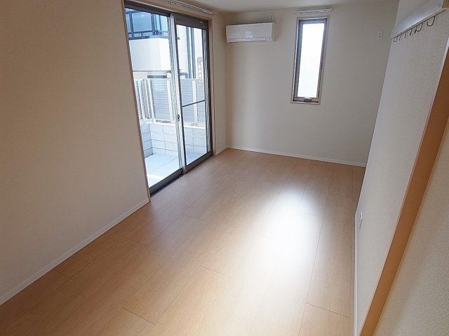 神戸市兵庫区湊川町２丁目のハイツの居間・リビング|窓が大きくとっても明るい室内はオススメ