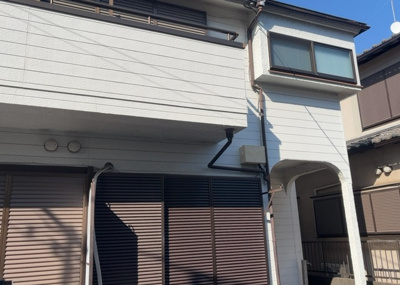 【外観】 | コーポ岸本 | 家を建てる場合、方位は要チェックです。現実的に日当たりのよい家ならばリビングは南側、建築基準法でも北側に当たる家への配慮は求められています。土地を見学に行く際は、方位磁針を持って行くようにしましょう。