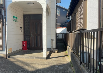 【外観】 | コーポ岸本 | 土地の前の道路に消火栓が設置されていることがあります。この場合、道路交通法第45条第1項により、駐車禁止の場所が指定されています。そのため、車庫などの駐車スペースをつくることができない場合があります。