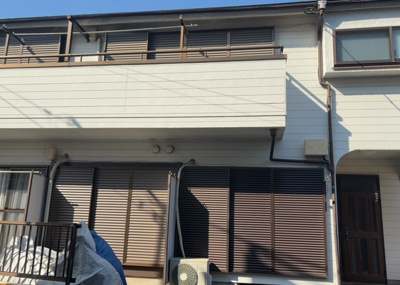 【外観】 | コーポ岸本 | 現地に行くなら、物件の周囲の地形がどうなっているかを見ることも大切です。周辺より低くなっている土地では、大雨などで水が集まりやすいため、地盤が弱くなっているということも考えられるため、注意が必要です。