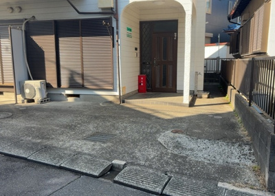 【外観】 | コーポ岸本 | 隣家の土地はどうなっているのか、生活利便施設が近くにあるのか、学校まで近いかなど、お客様のライフスタイルにあわせたイメージが重要です。また、近くにあると困る施設が近くにないかも確認するといいでしょう。