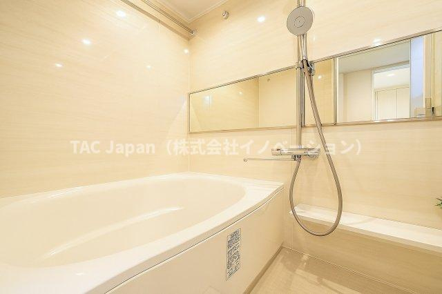 ハイラーク新赤羽の浴室|家族みんなの疲れをやさしく包み込む、広々とした癒しのバスルーム。ゆったりとくつろげる空間で、日々のストレスもすっと解きほぐされる、心身ともにリラックスできるひとときをお届けします。