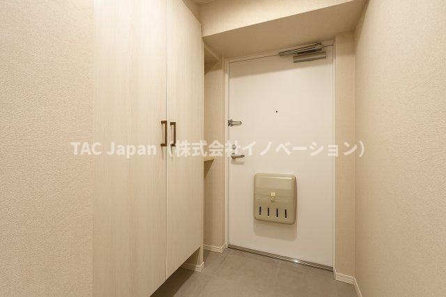 ハイラーク新赤羽の玄関|落ち着いたデザインと広々とした空間が調和する玄関は、住まう人を温かく迎え入れます。毎日の出発と帰宅を心地よく包み込み、日常に上質なひとときをもたらしてくれる場所です。