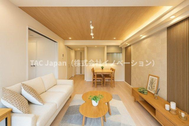 ハイラーク新赤羽の居間・リビング|窓から差し込む柔らかな陽光が空間を優しく満たし、リビングダイニングに自然な広がりを生み出します。ここで過ごす時間が、何気ない日常を“ちょっと特別”に変えてくれる──そんな温もりあふれる住まいの中心です
