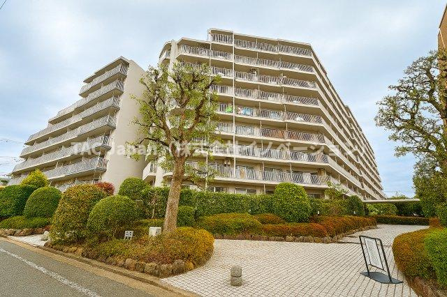 ハイラーク新赤羽の外観|周囲の景観と調和する、落ち着きある洗練デザイン。日常の風景にさりげない美しさを添える、ちょうどよい存在感です。