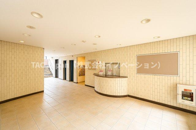 ハイラーク新赤羽のロビー|広々とした明るいロビーは、陽光が差し込む心地よい空間を演出し、訪れる人の心をやさしく和ませます。待ち合わせやくつろぎの時間にもふさわしい、上質で優雅なエントランスです。