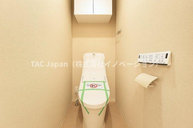 ハイラーク新赤羽のトイレ|最新設備を備えたトイレは、快適性とスタイリッシュさを兼ね備えた空間。清潔感のある美しい内装とすっきりとしたデザインが、暮らしに心地よさをプラス。清潔・快適・美しさが調和した、上質なトイレ空間です。