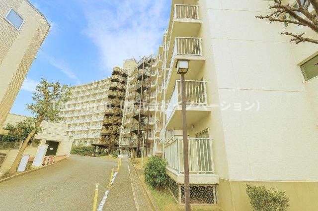 ハイラーク新赤羽の外観|控えめながらも洗練されたフォルムが、街並みに自然と溶け込みます。ほどよい高さと落ち着きのある佇まいが、住まう人に安心感と静かな誇りをもたらします。