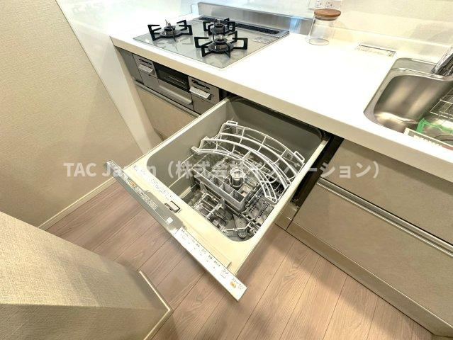 ハイラーク新赤羽のキッチン|面倒な後片付けは食洗機におまかせ。空いた時間には、ソファでテレビを観ながらゆったりひと息。家事の負担を減らして、毎日に小さな余裕と心地よさをもたらします。
