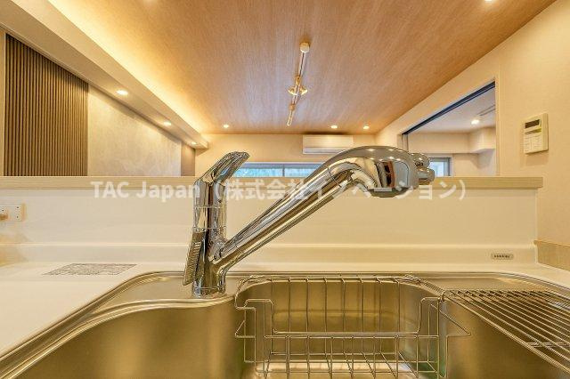ハイラーク新赤羽のキッチン|キッチンにうれしい浄水機能付き水栓。ハンドシャワーで使い勝手も抜群、毎日の家事がちょっと楽しくなります。