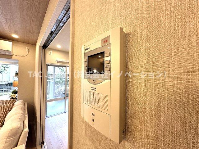 ハイラーク新赤羽の防犯設備|リビングから来訪者の姿をしっかり確認できるモニター付きインターホンは、防犯性はもちろん、急な来客にも安心して対応できる心強い設備。ご家族の安全と安心な暮らしをそっと支えてくれます。