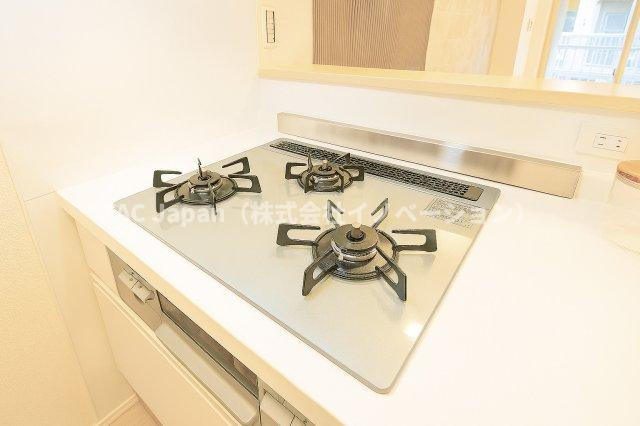 ハイラーク新赤羽のキッチン|3口ガスコンロで、同時調理もスムーズに。忙しい毎日にうれしい機能です。ガラストップコンロはスタイリッシュなデザインで、掃除が簡単、汚れがつきにくいなどのメリットがあります。