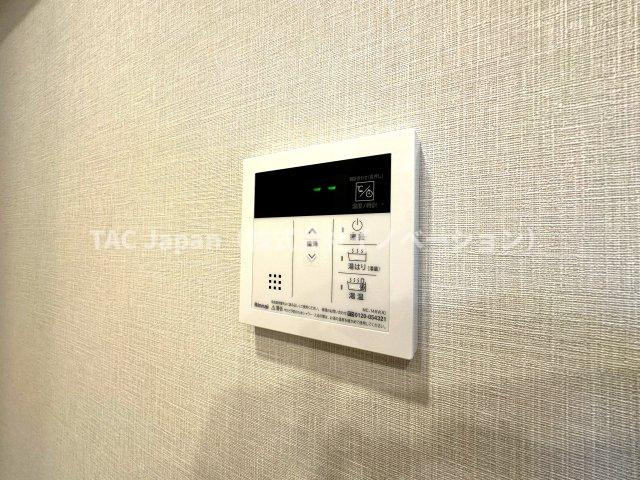 ハイラーク新赤羽の発電・温水設備|ワンタッチ操作でお湯張りや追い焚きができるオートバスは、忙しい日々の中でも快適なバスタイムをサポート。湯温の調整や保温も自動で行えるため、いつでもちょうどいい温かさのお風呂が待っています。