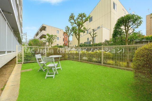 ハイラーク新赤羽の庭|足元の緑と空の広がりが、住まいに開放感とやすらぎをプラス。自然との距離がぐっと近づく専用庭が、毎日をやさしく彩ります。