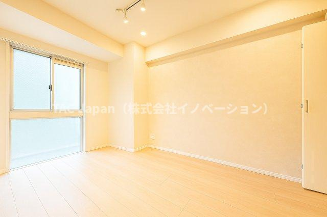 ハイラーク新赤羽の洋室|窓からたっぷりと差し込む自然光と、ほどよい広がりが心をゆるめてくれる洋室。家具のレイアウトも自在で、気分や季節に合わせて自分らしい空間づくりが楽しめます。