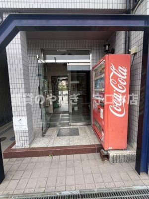 【エントランス】 | シャルマン大宮 | 毎日通るエントランスに嬉しい自動販売機