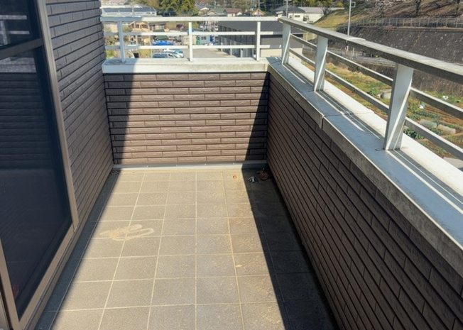 【バルコニー】 | バルコニーは、室外の専用スペースのうち、「屋根がなく開放された空間」であるものを指します。ベランダより広いタイプのものが多く、日当たりもよいため家庭菜園などを楽しみたい人にとって適した環境となります。