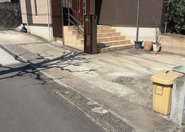 【駐車場】 | 駐車場と明記されていても、最小スペースでつくられた駐車場だと大型車は駐車できなかったり、出入りしにくくなったりする可能性があります。お車のサイズと購入したい物件の駐車場のサイズを現地で確認しましょう。