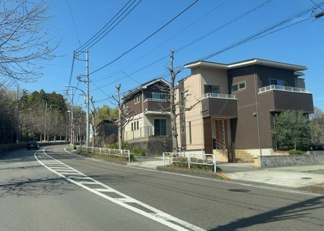 【前面道路含む現地写真】 | 住宅用の土地では前面道路に2m以上接していなければならないと法律で定められています。しかし、お持ちの車のサイズやライフスタイルなどにより、2mでは利便が悪い場合もございますので、事前に確認しましょう。