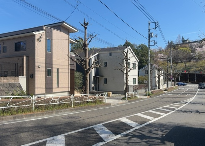 【前面道路含む現地写真】 | お持ちの車種によっては前面道路が広い方が便利でしょう。しかし、前面道路が広ければその分交通量が多くなるため、騒音などが気になる場合があります。実際に現地を見学し、周辺交通量や騒音などを確認しましょう！