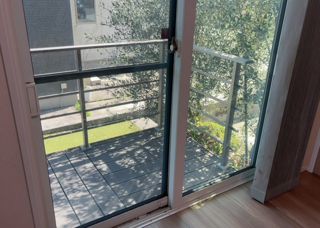 【内装】 | サッシは、ガラス窓に使用される金属製の窓枠です。一般的に住宅建築では、金属製建具工事の段階でガラス類・玄関などと同時に設置されます。種類や構造により断熱性能や遮音性能が異なるので現地でご確認ください。