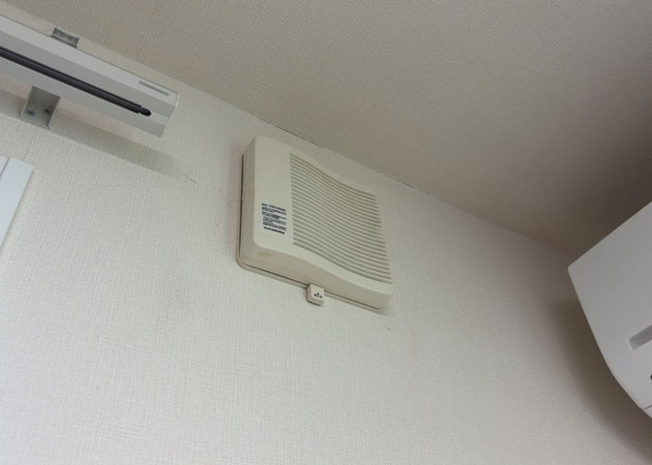 【冷暖房・空調設備】 | ２４時間換気と一般的な換気扇は役割が違います。２４時間換気は室内の空気を循環して、シックハウスや結露を防ぐ役割があるため常に動かす必要があります。一方の換気扇の役割は短期間で空気を入れ替えることです。