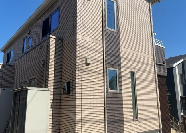 【外観】 | 木造住宅とは土台、壁、柱など建築物の強度を支える構造体の材に木が使用されている構造を指します。構造体は建物の自重を支えるだけではなく風圧や水圧、積裁荷重などあらゆる衝撃に耐えるための基礎です。