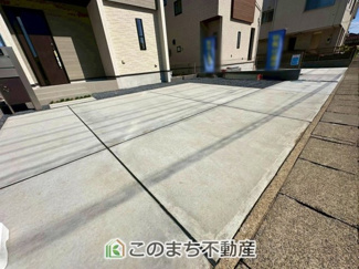 【駐車場】 | ブルーミングガーデン下野市駅東2丁目　 | お車を並列で3台駐車可能です(車種によります)。