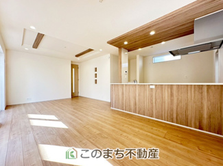 【居間・リビング】 | ブルーミングガーデン下野市駅東2丁目　 | 窓が多く明るいリビングスペース☆