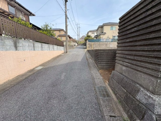 【前面道路含む現地写真】 | かまとり住宅の売地「グランファミーロ大膳野町」 | 広々とした約67坪。これだけの広さがあれば、並列3台以上のカースペースや、お子様の遊び場・BBQを楽しめる広いお庭、さらには平屋住宅の建築も十分に検討可能です。