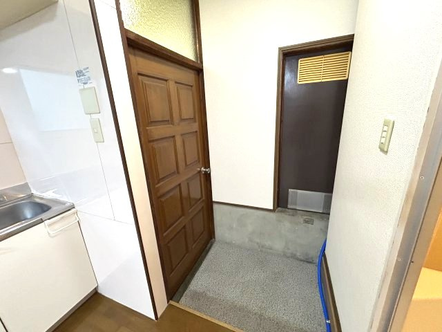 東六甲ビルの玄関