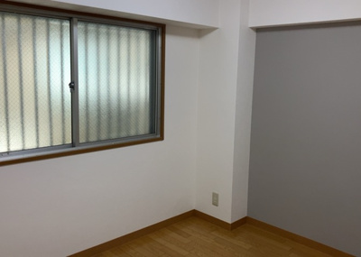 【寝室】 | 第一八王子ハイツ | 寝室でゆっくりと過ごすためにはベッド周りの適度な空間を担保することや窓の位置、照明の明るさ、寝室の広さなどを考える必要があります。自身や家族の構成とライフスタイルに併せて寝室にする部屋を選びましょう！